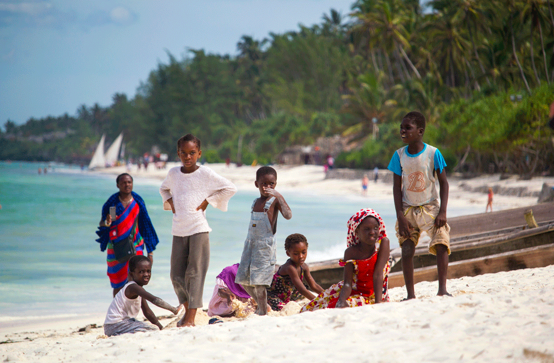 Den vackra stranden i Kiwengwa vid lågvatten på Zanzibar