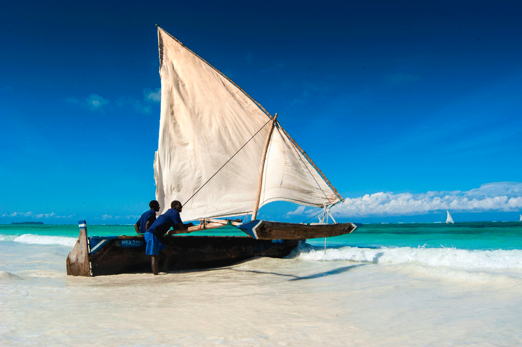 Båtutflykt på Zanzibar i augusti med blått hav och tropisk kust