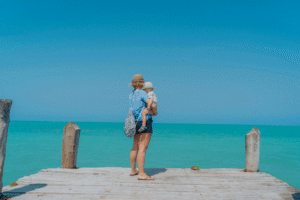 Lycklig familj på en strand i Zanzibar med turkost vatten