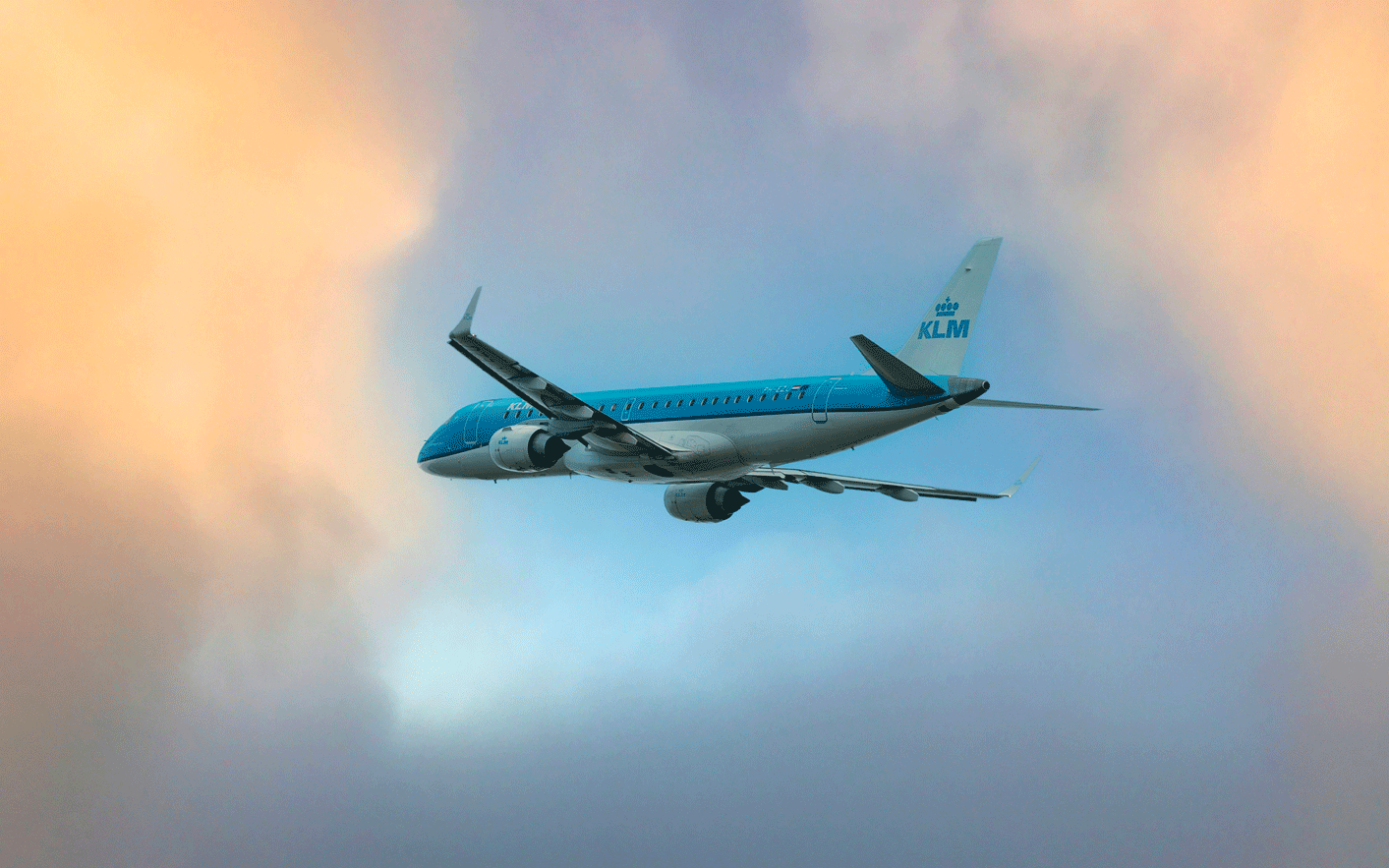 Flygplan och karta inför resa till Zanzibar från Sverige