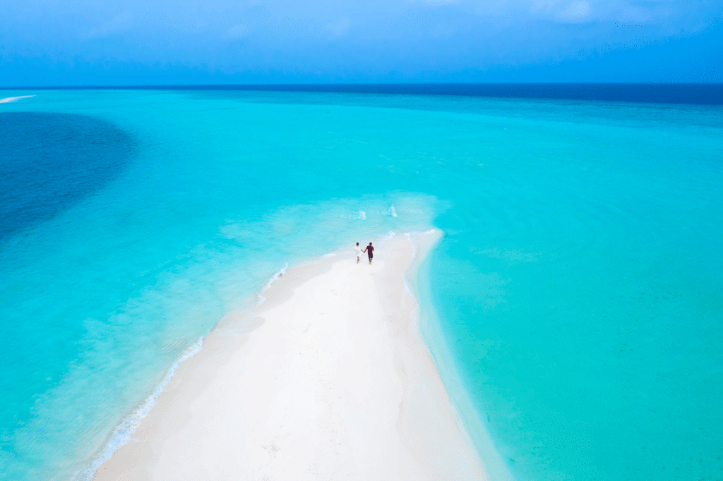 Vit sandstrand och turkost hav på Mnemba Island i Zanzibar.