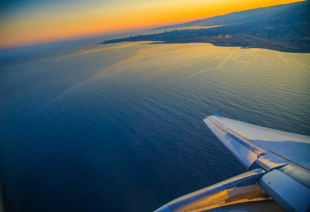 Flygplan på landningsbana inför resa till Zanzibar från Sverige