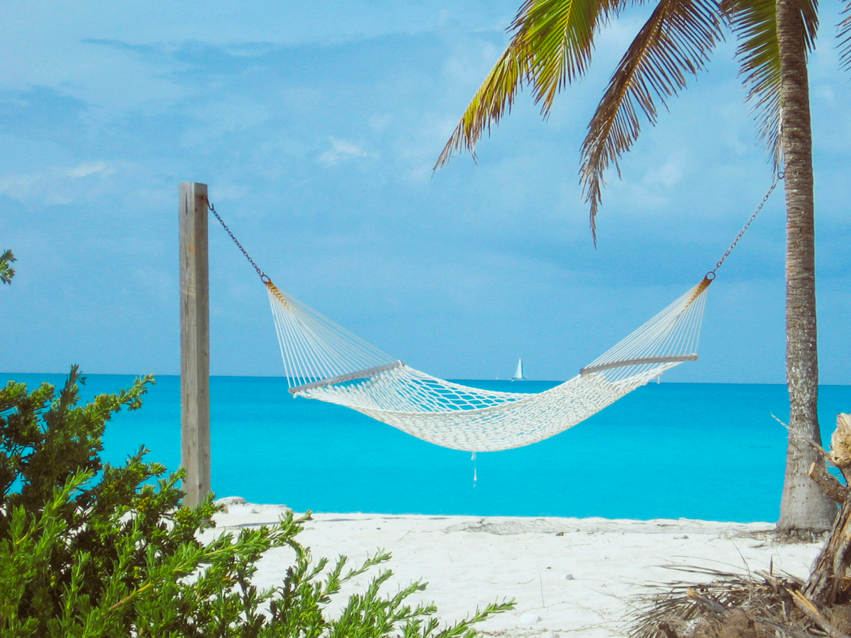 Stranden vid ett Boutiquehotell på Zanzibar med turkost vatten och vit sand