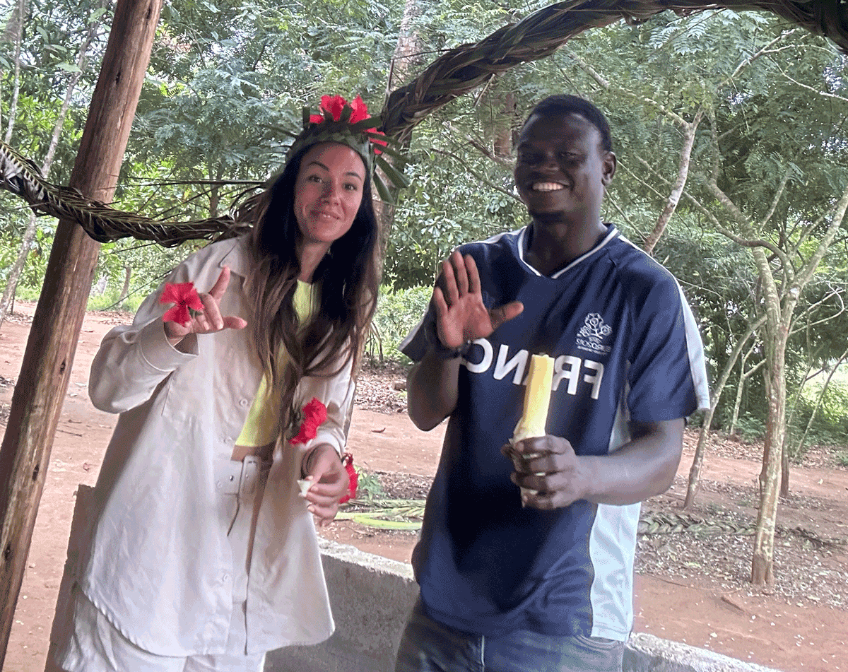 Guide på spice farm Zanzibar som visar kryddväxter under en Spice Tour