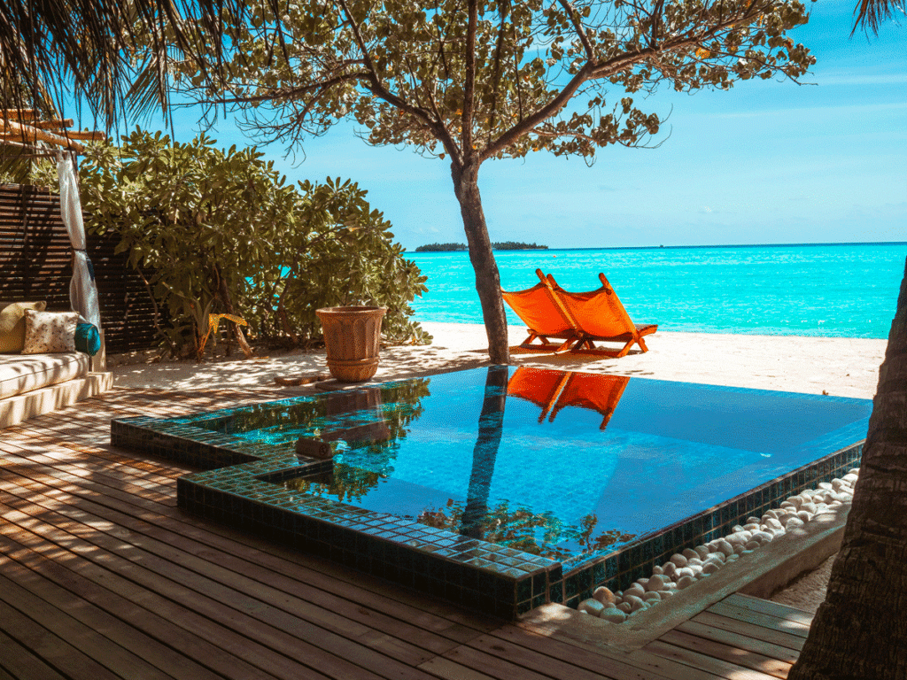 Palmer och havsvy vid poolområdet på ett charmigt Boutiquehotell på Zanzibar.