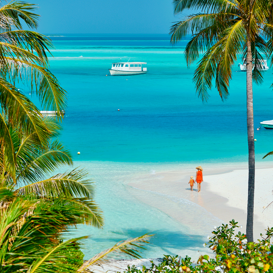 Resenärer på stranden under en 10 dagars resa på Zanzibar