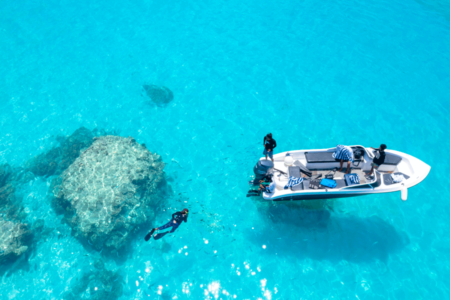 Blue Safari Zanzibar med båt på turkost vatten
