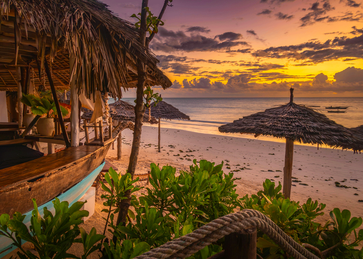 Panorama över Nungwi Beach på Zanzibar med vit sand och turkost hav