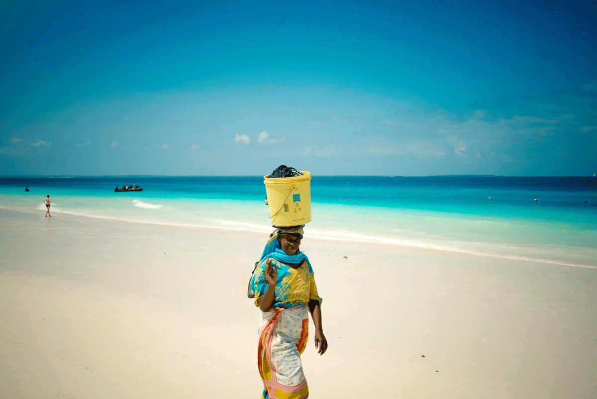 Strand och turkost hav i Nungwi på Zanzibar i september