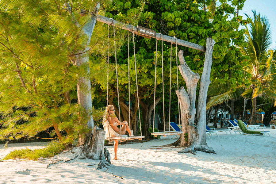 Väder på Zanzibar i oktober med blå himmel, strand och Indiska oceanen