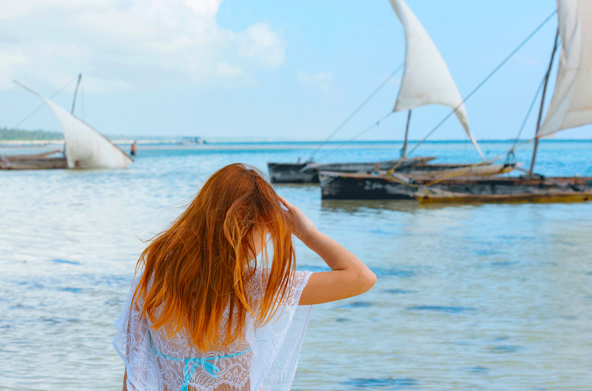 Par som planerar 10 dagar på Zanzibar vid en tropisk strand