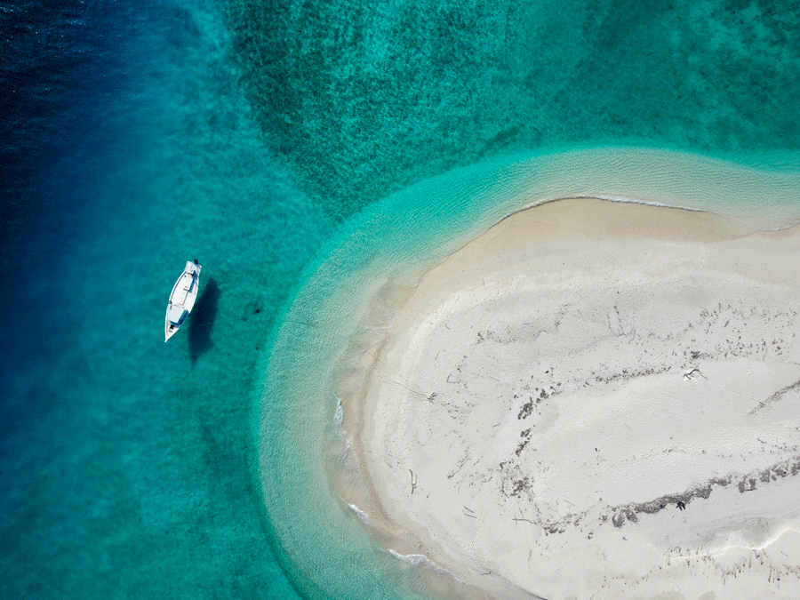 Nakupenda på Zanzibar med vit sandbank och turkost vatten utanför Stone Town