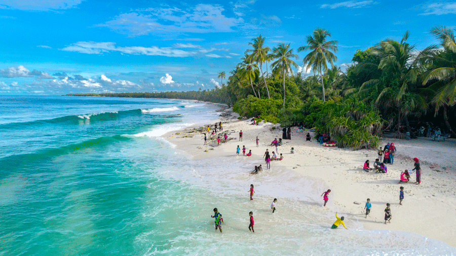 Strand på Zanzibar i oktober med varmt klimat och klart vatten