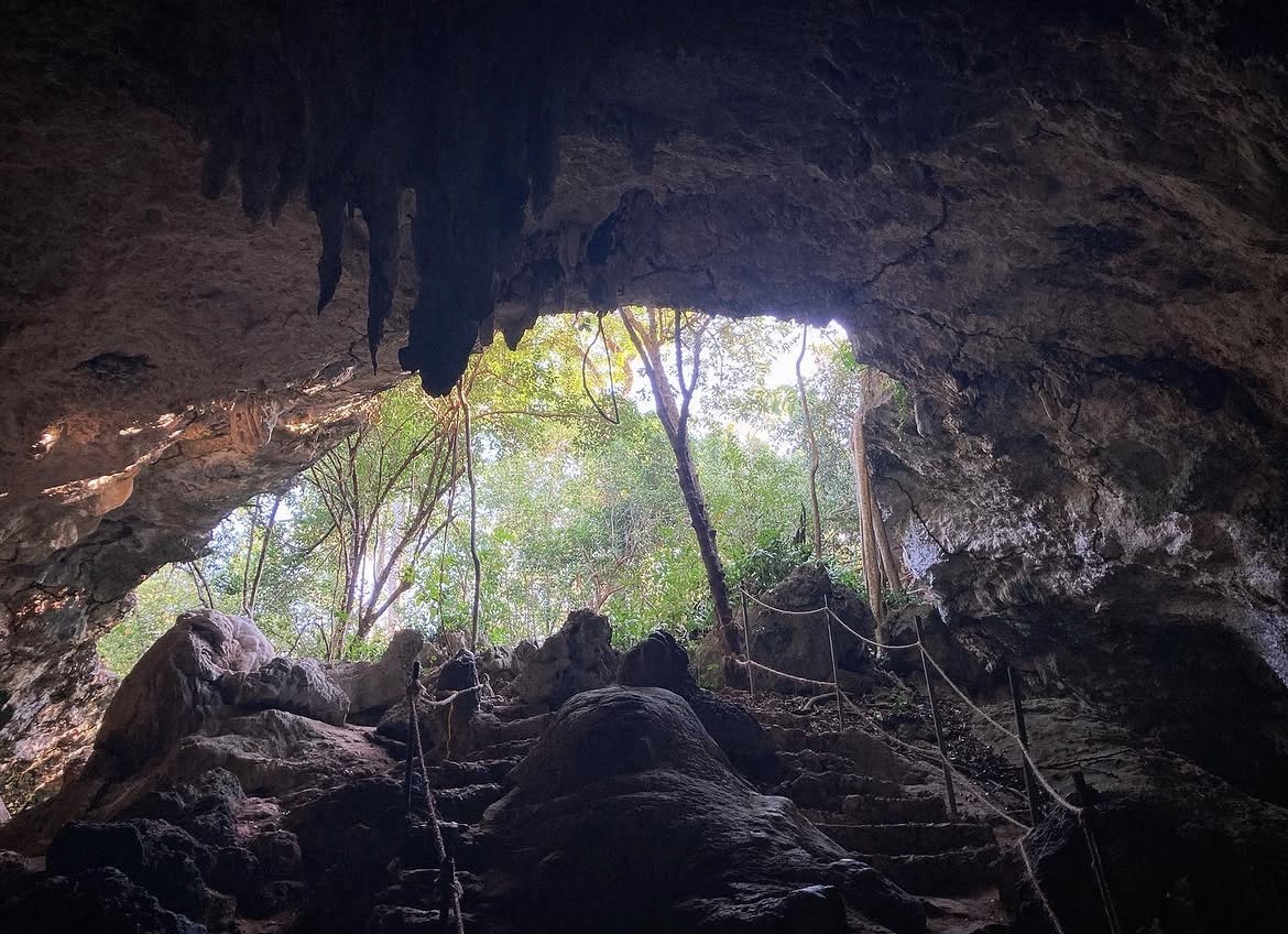 Bad i Kuza Cave Zanzibar – besökare i den naturliga grottan nära Jambiani