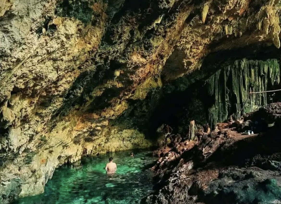 Kuza Cave Zanzibar – klart blått vatten i den naturliga kalkstensgrotten nära Jambiani och Paje