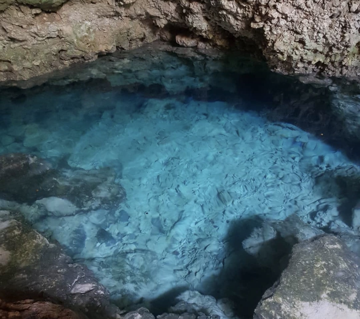 Familj vid Kuza Cave Zanzibar – grottan fungerar för barn i skolåldern