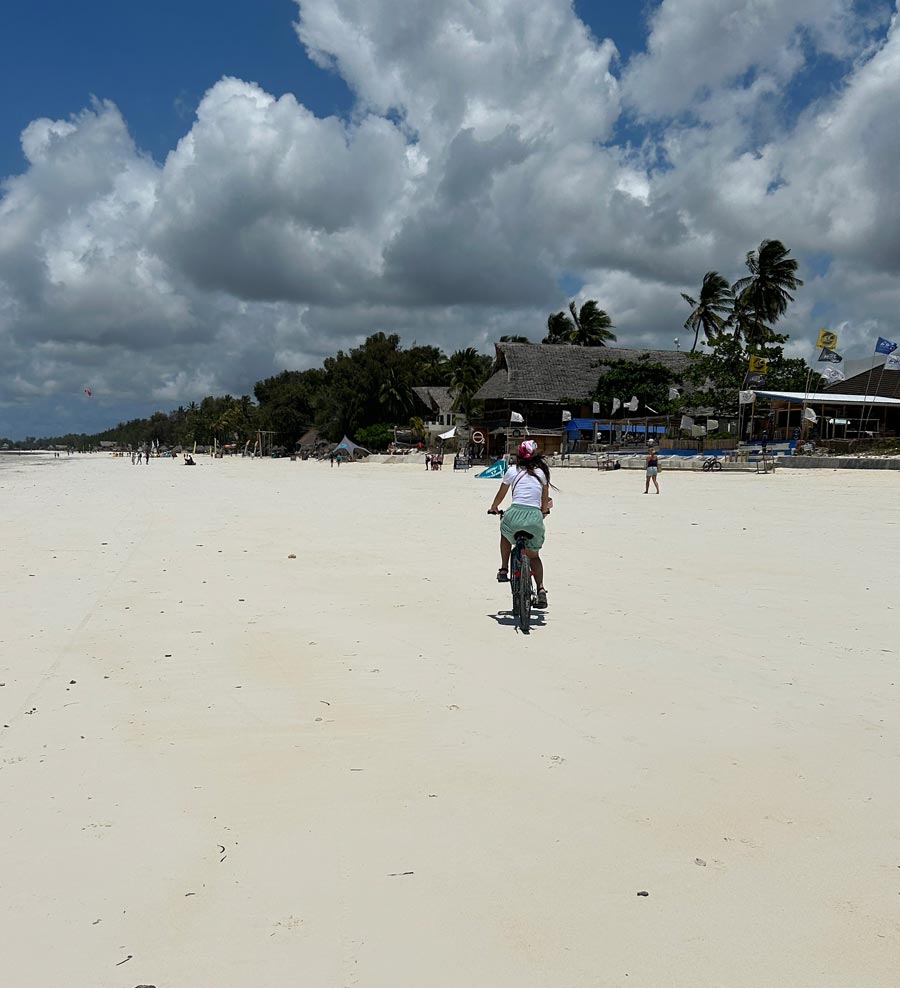Jambiani Beach på Zanzibar under en solig dag i september