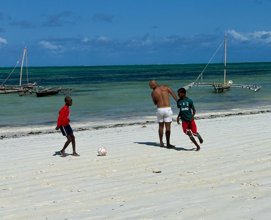 Fotboll med barn på stranden i Jambiani under vår resa
