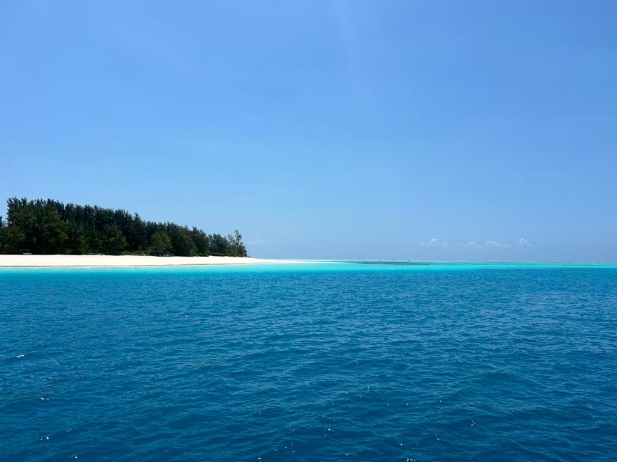 Turkost vatten och ljus sand vid Mnemba utanför Zanzibar