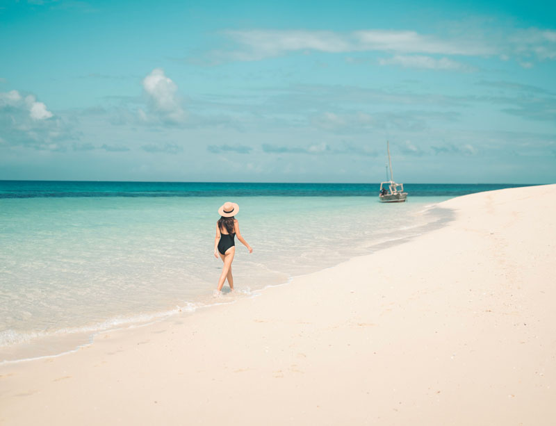 Bad och strand på Zanzibar i november med varmt tropiskt hav