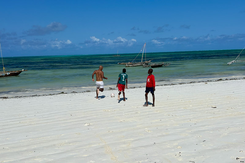 Zanzibar i januari – vit strand och turkost, lugnt hav i högsäsong