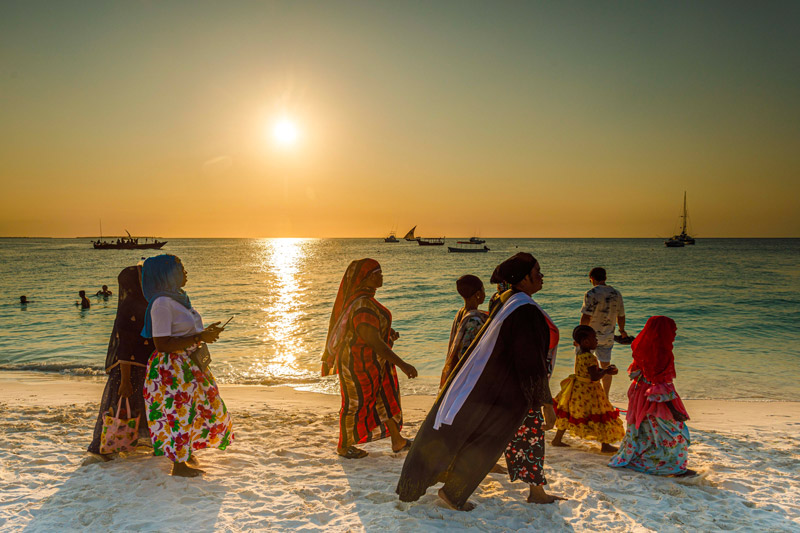 Solig strand på Zanzibar i januari, bästa tiden för sol och bad