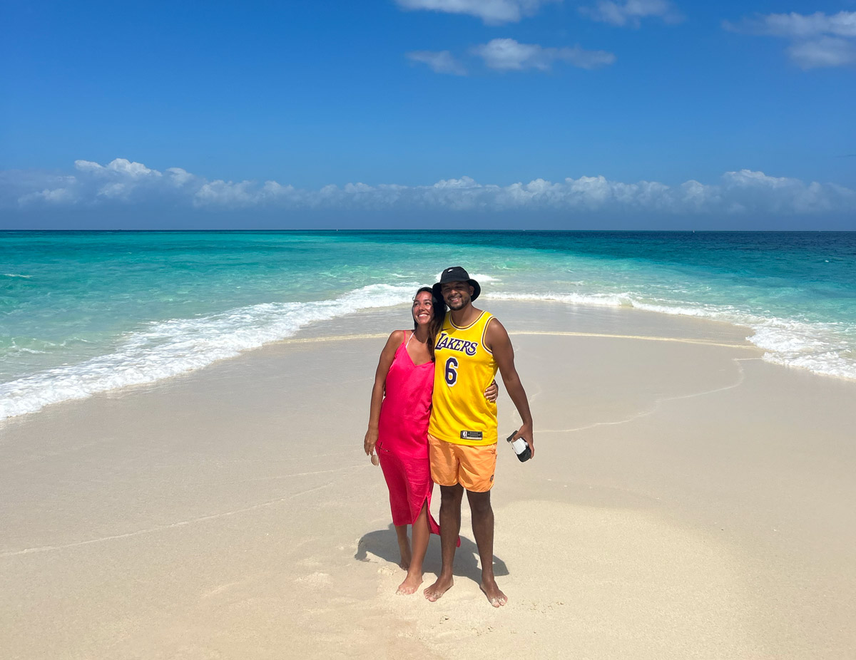 Nakupenda utanför Zanzibar med vit strand och blått hav i solsken