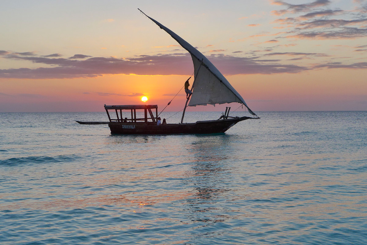 Dhow-båt i solnedgången utanför Zanzibar