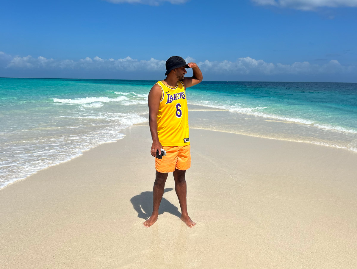 Vit sand och grunt turkost vatten vid Nakupenda på Zanzibar