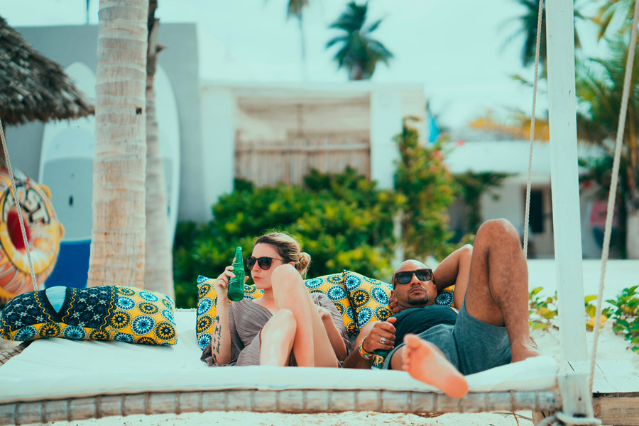 Festlig stämning på en strand på Zanzibar vid jul och nyår i december