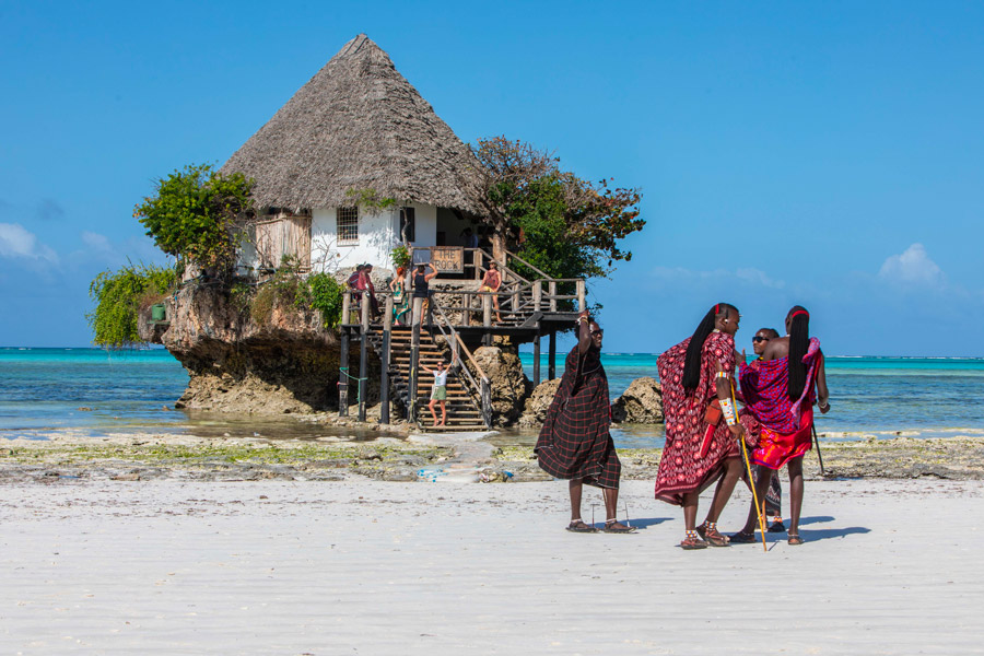 The Rock-restaurangen på sin klippa vid lågvatten på Zanzibars östkust